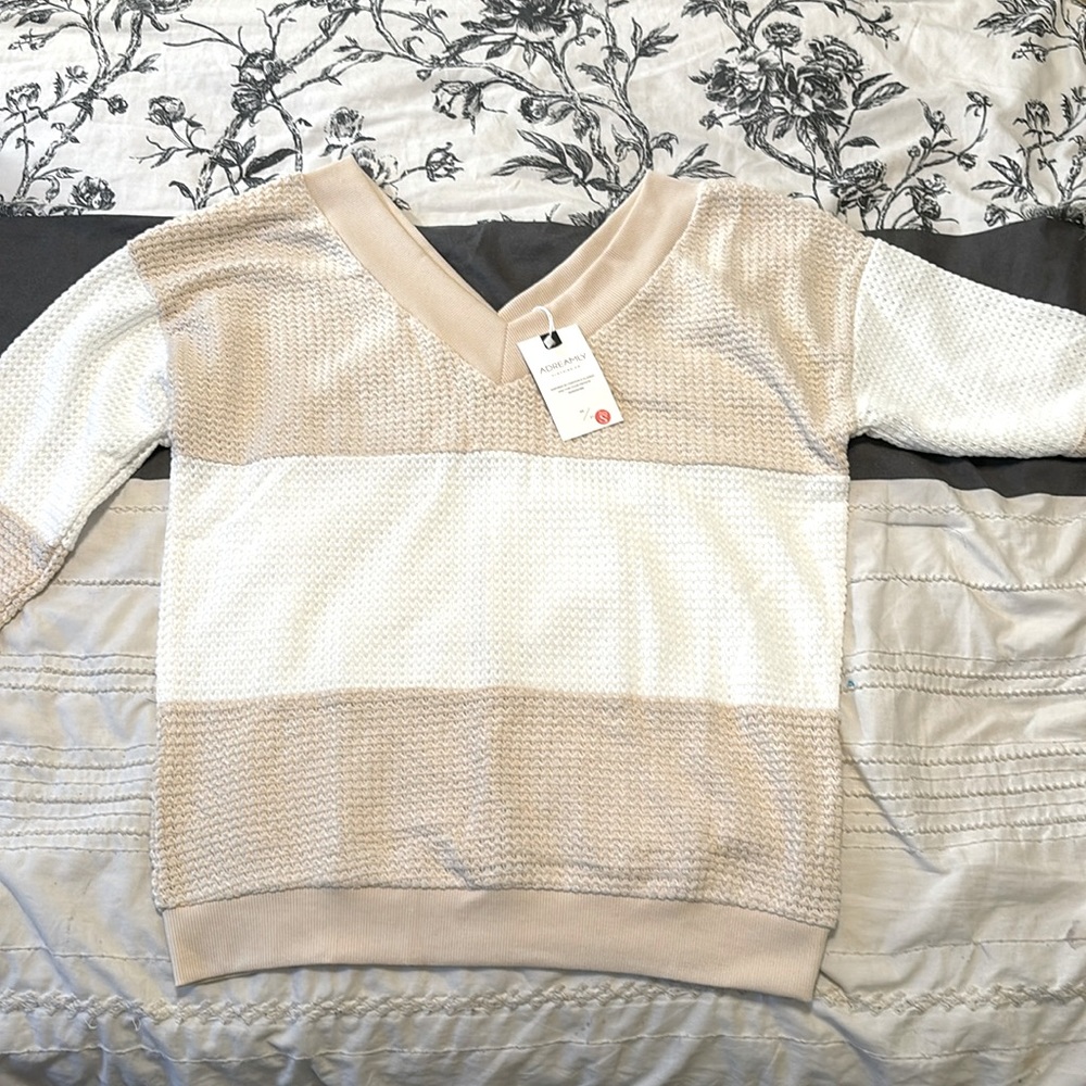 New, ADREAMLY V-neck sweater size small